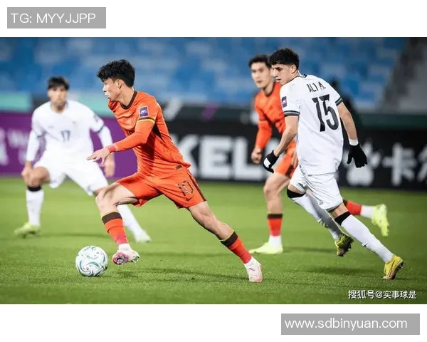 中国U22足球队迎战澳大利亚队全力争胜展现青春风采